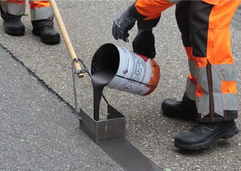 ColdFill in asphaltgrau im 8 kg Gebinde 