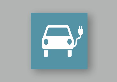 PREMARK® E-Auto-Symbol weißes Fahrzeug mit Stecker auf hellblauem Grund 